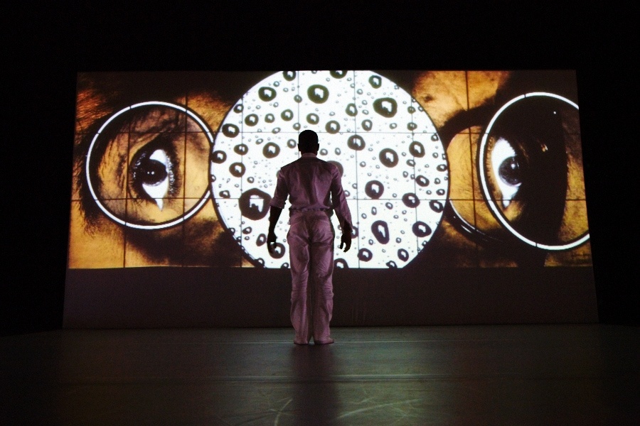 O dançarino brasileiro Jean Abreu,  no espetáculo "Blood", que criou especialmente a pedido da Royal Opera House, uma das principais casas de espetáculos de Londres - Paul Scala