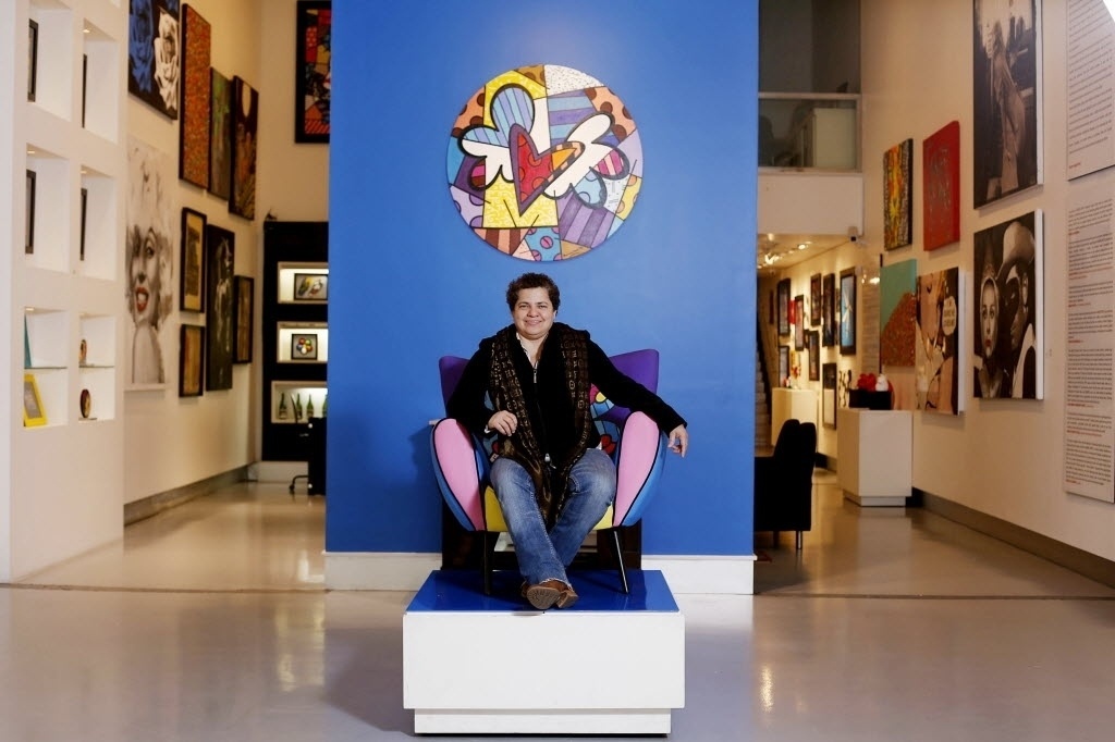 05.out.2013 - Roberta Britto, irmã do artista plástico Romero, na galeria Britto, na Rua Oscar Freire, em São Paulo - Wanezza Soares/UOL