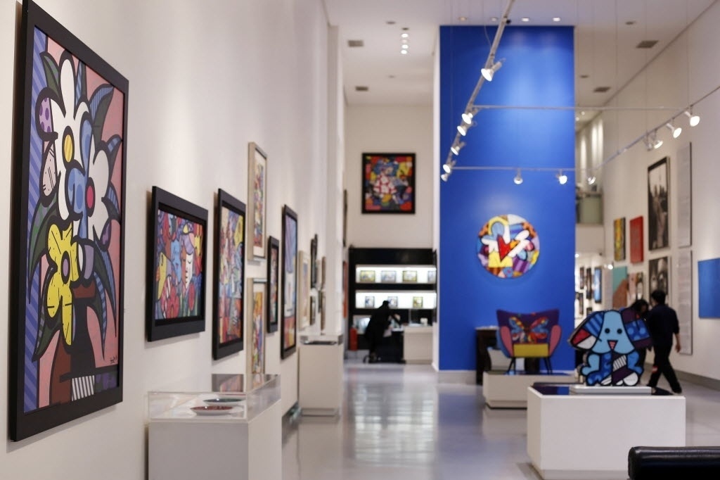 05.out.2013 - Vista geral da galeria Britto, na Rua Oscar Freire, em São Paulo, do artista plástico Romero Britto - Wanezza Soares/UOL