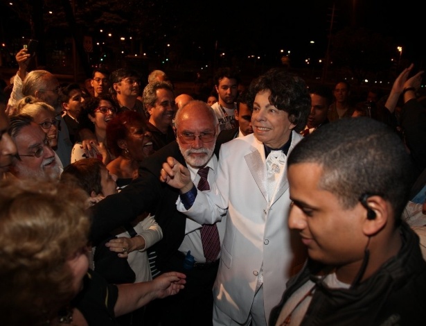 06.out.2013 - Cauby Peixoto recebendo o carinho do público ao chegar para a exibição do documentário sobre a sua vida no Festival do Rio