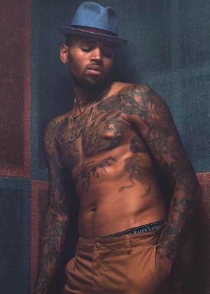 Chris Brown é fotografado para retrato em matéria no jornal "The Guardian"