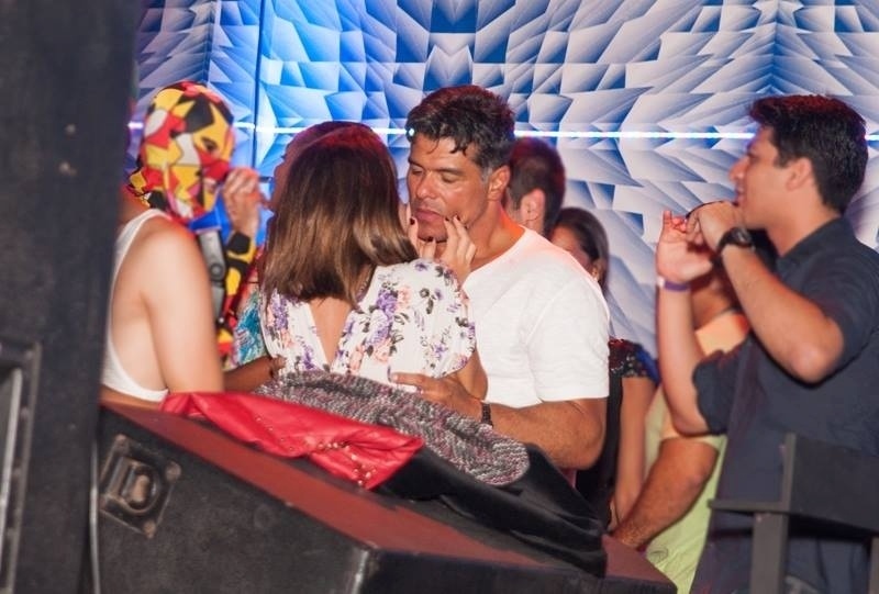 5.out.2013 - Maurício Mattar trocou beijos com a nova namorada, Bianca Andrada, em festa no Rio