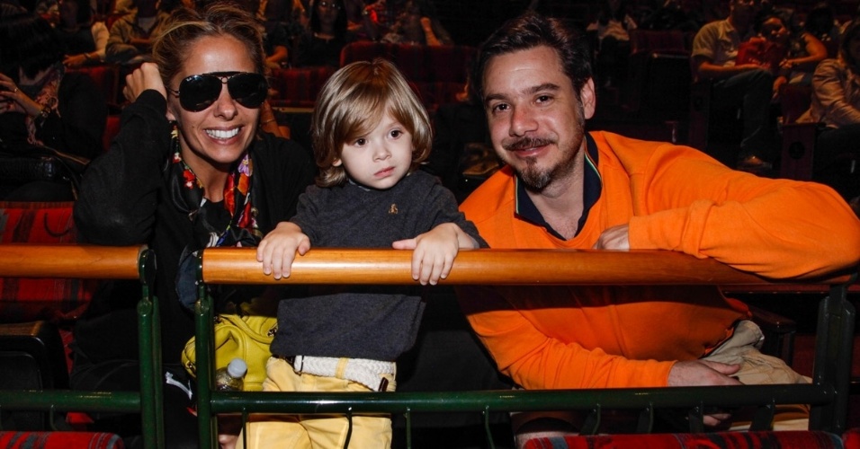 6.out.2013 - A apresentadora Adriane Galisteu e seu marido, Alexandre Iódice, levam o filho Vittorio para assistir ao espetáculo 