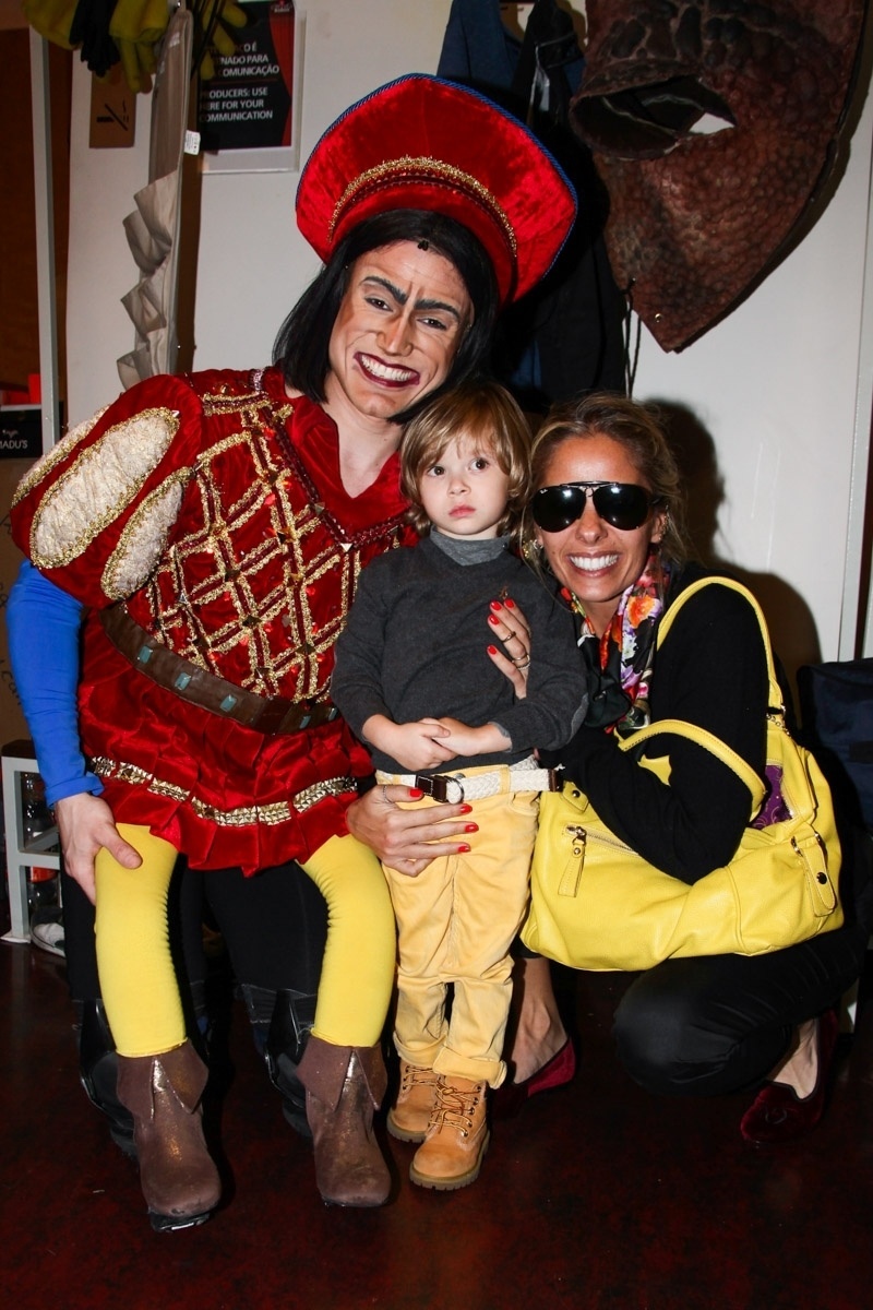 6.out.2013 - A apresentadora Adriane Galisteu leva o filho Vittorio para visitar os camarins e conhecer os personagens do espetáculo "Shrek - O Musical" em São Paulo