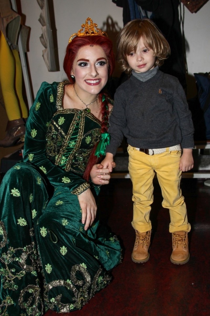 6.out.2013 - A apresentadora Adriane Galisteu leva o filho Vittorio para visitar os camarins e conhecer os personagens do espetáculo "Shrek - O Musical" em São Paulo