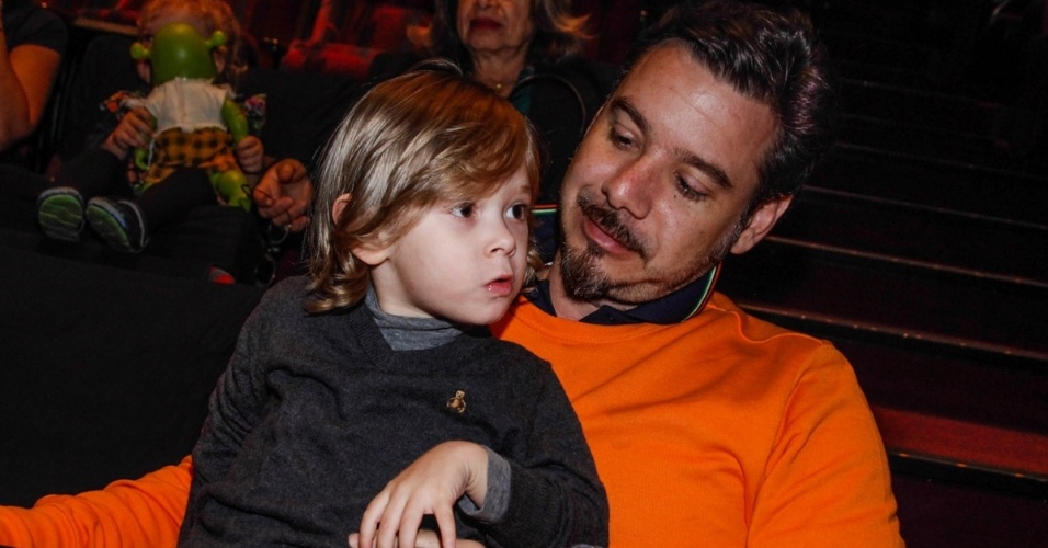 6.out.2013 - O empresário Alexandre Iódice, marido de Galisteu, segura o filho Vittorio no colo durante a apresentação do espetáculo "Shrek - O Musical" em São Paulo