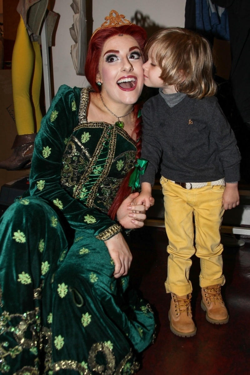 6.out.2013 - Vittorio beija a personagem Fiona nos camarins do espetáculo em São Paulo