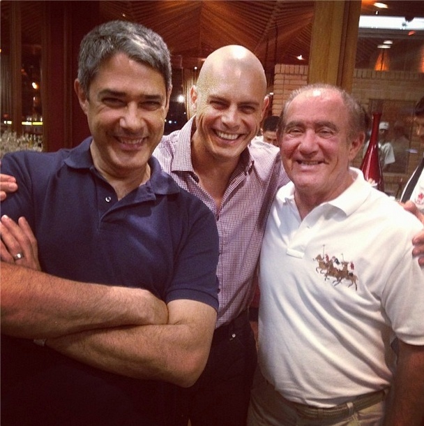 7.out.2013 - Careca, Luigi Baricelli posa com William Bonner e Renato Aragão em restaurante no Rio