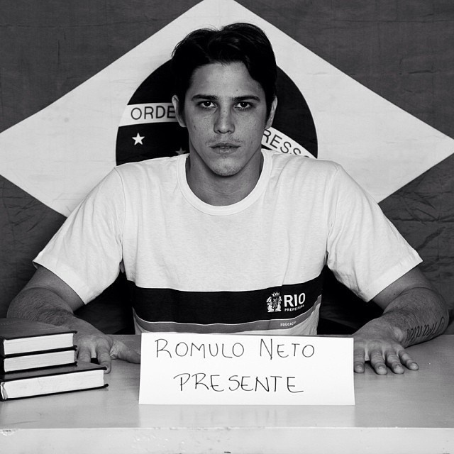 Com a bandeira do Brasil ao fundo, Rômulo Neto também divulga foto de apoio e pede melhorias na educação