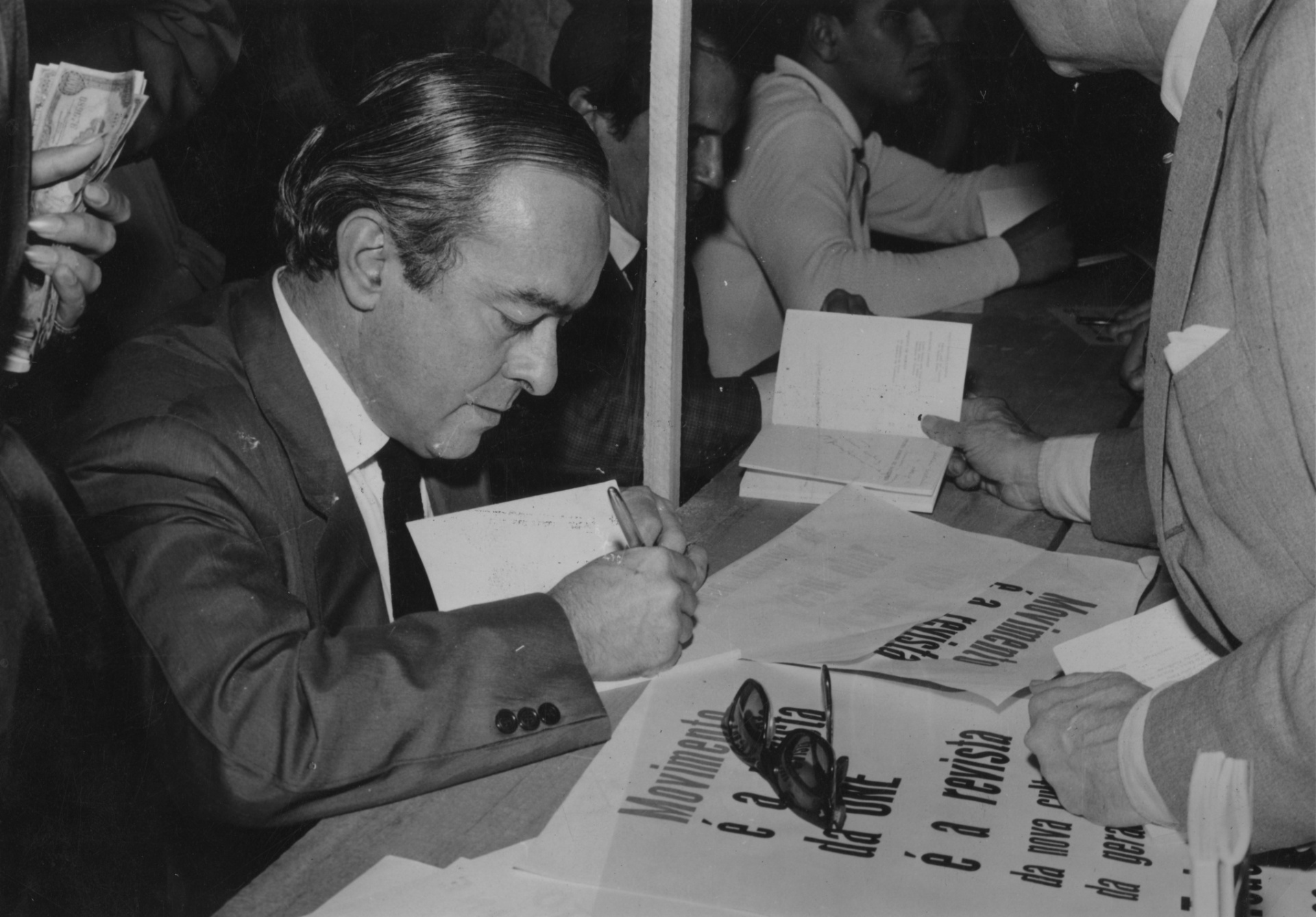 18.set.1962 - O poeta autografa livros no 1º Festival de Cultura Popular, promovido pelo Centro de Cultura Popular e realizado na sede da UNE (União Nacional dos Estudantes), no Rio de Janeiro - Acervo UH/Folhapress
