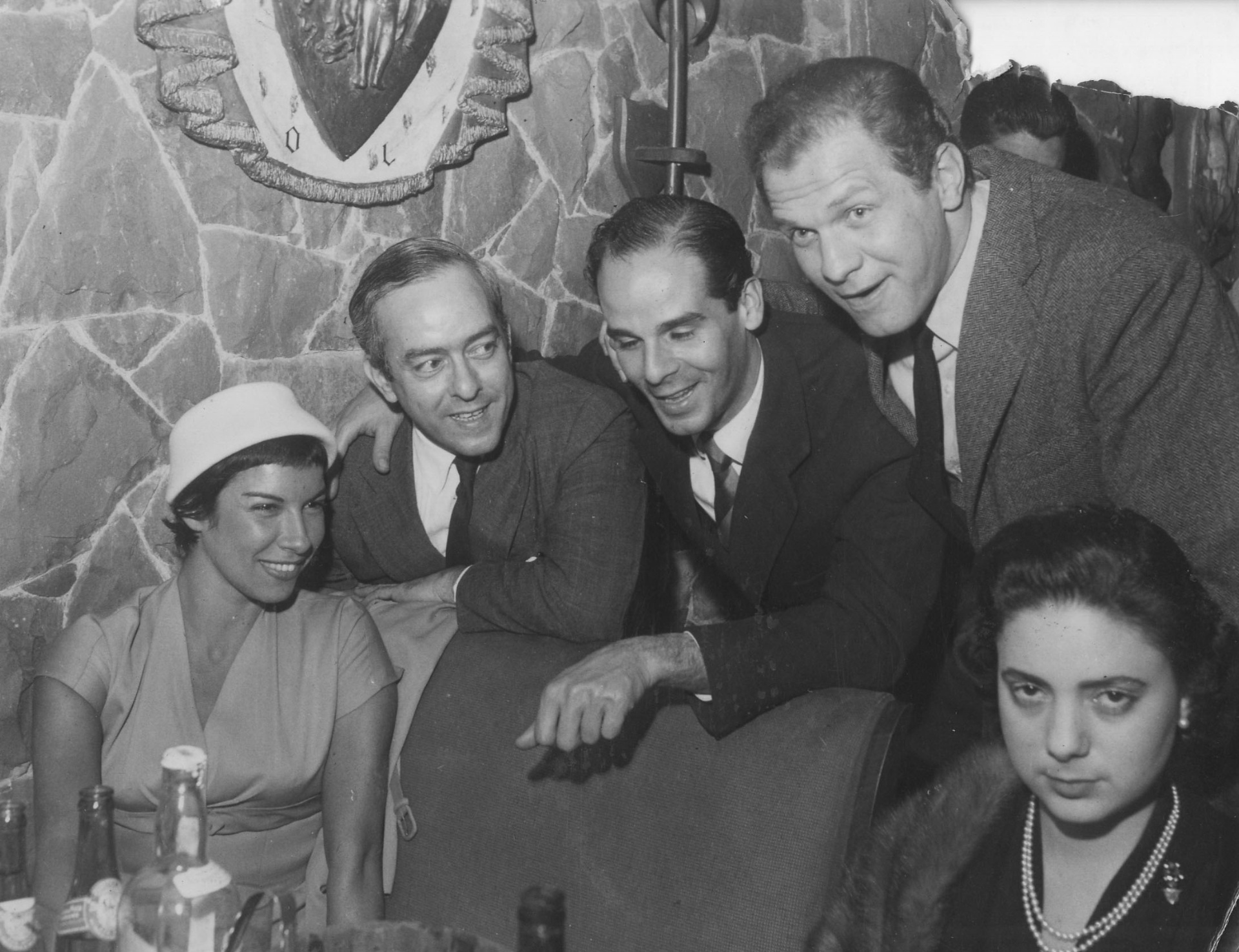 21.nov.1956 - Da esq. para a dir., a cantora Inezita Barroso, o poeta e compositor Vinicius de Moraes, Mauricio Barroso e o ator Jardel Jercolis Filho na boate Cave, em São Paulo - Folhapress