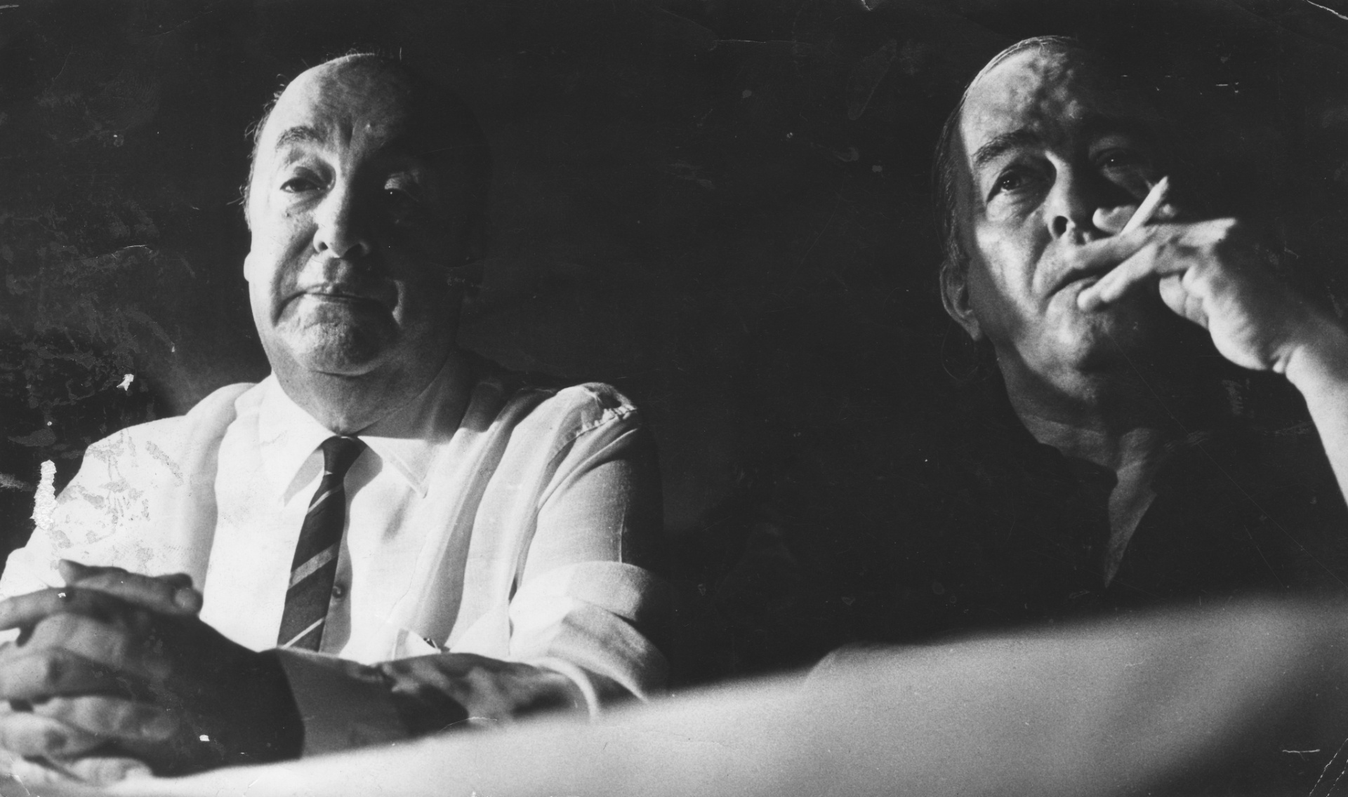 25.set.1968 - O poeta chileno Pablo Neruda ao lado Vinícius no Clubinho dos Artistas, na rua Bento Freitas, em São Paulo - Cícero Oliveira Neto/Folhapress