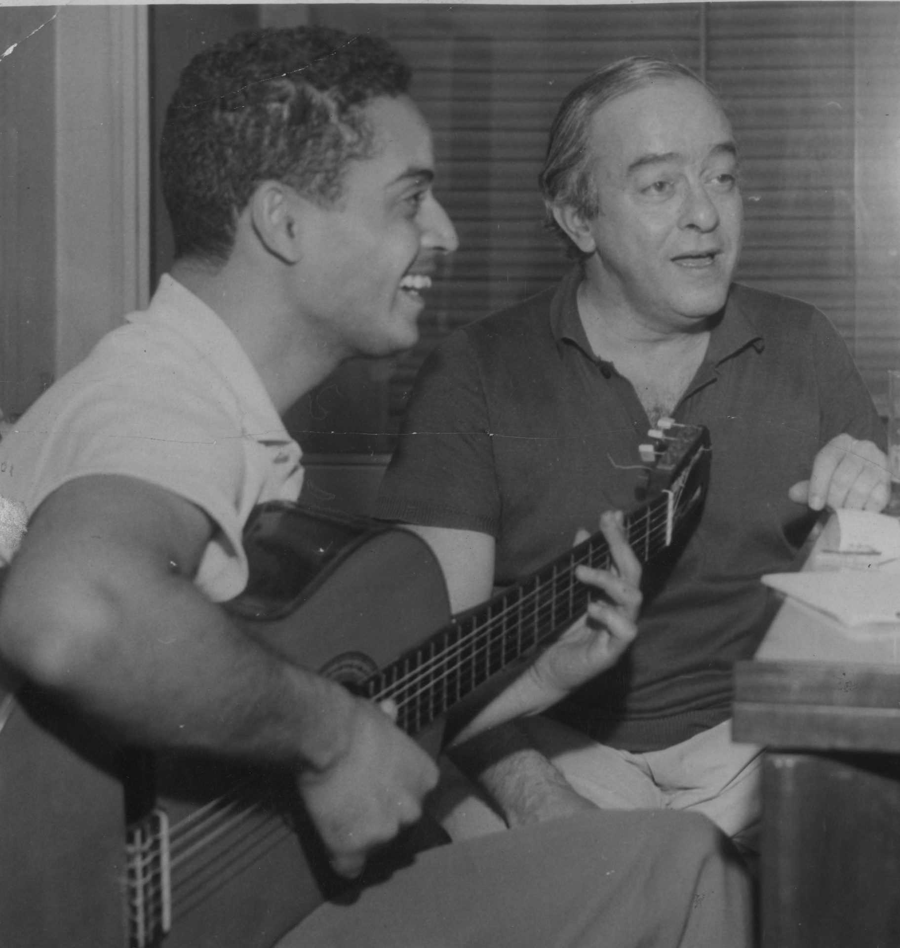 30.out.1962 - O compositor, poeta e diplomata brasileiro Vinicius de Moraes e o compositor Baden Powell durante entrevista, em São Paulo - Acervo UH/Folhapress