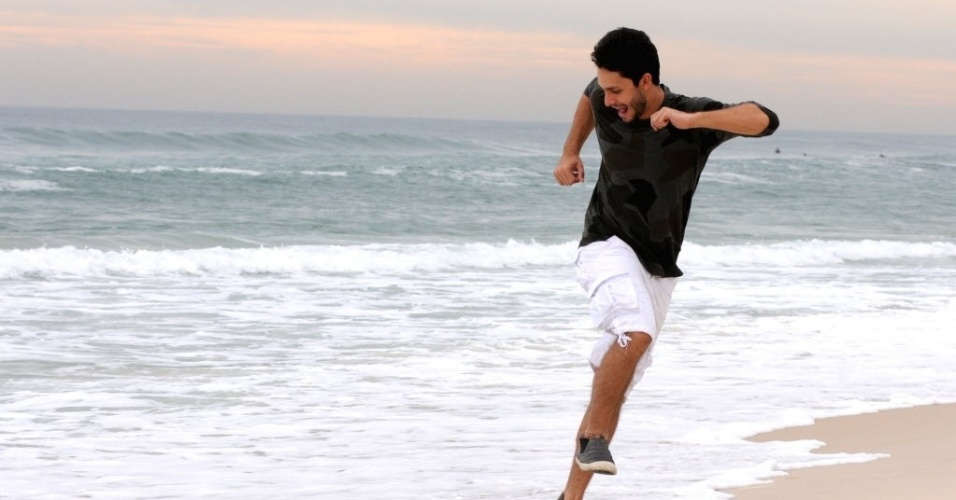 4.out.2013 - Rainer Cadete posa na praia da Barra, na zona oeste do Rio. O ator interpreta o advogado Rafael em "Amor À Vida", da Globo