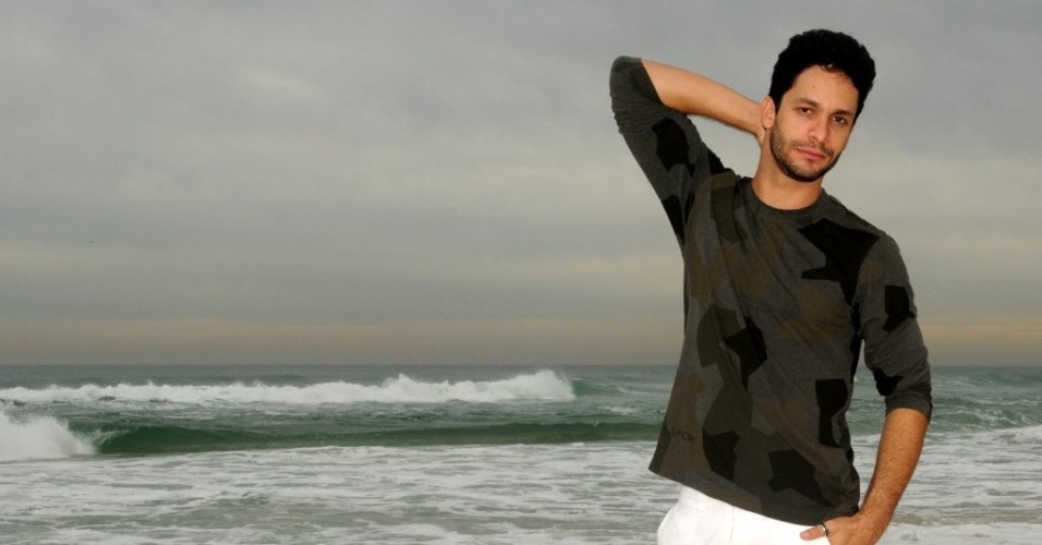 4.out.2013 - Rainer Cadete posa na praia da Barra, na zona oeste do Rio. O ator interpreta o advogado Rafael em "Amor À Vida", da Globo