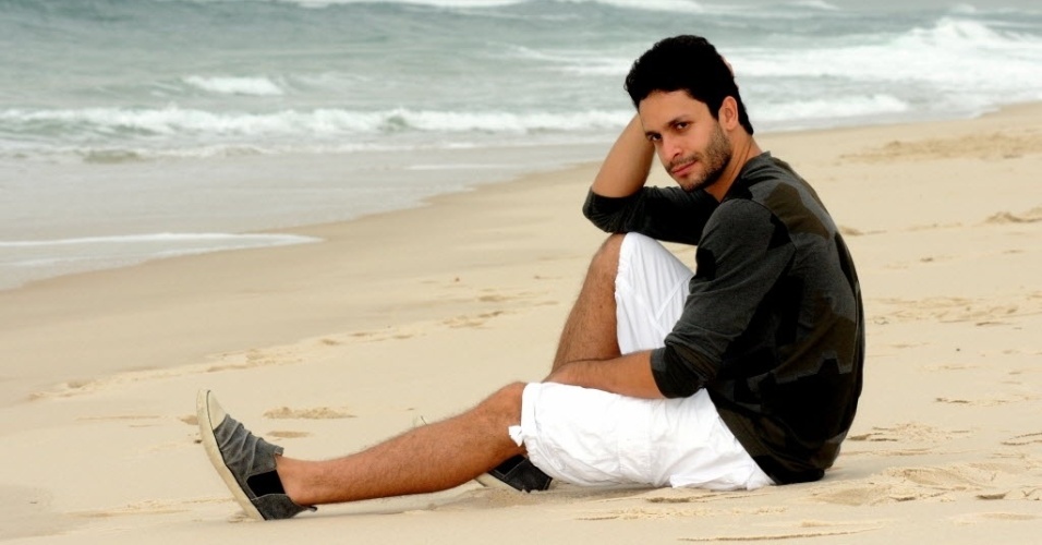 4.out.2013 - Rainer Cadete posa na praia da Barra, na zona oeste do Rio. O ator tem 26 anos e nasceu em Brasília