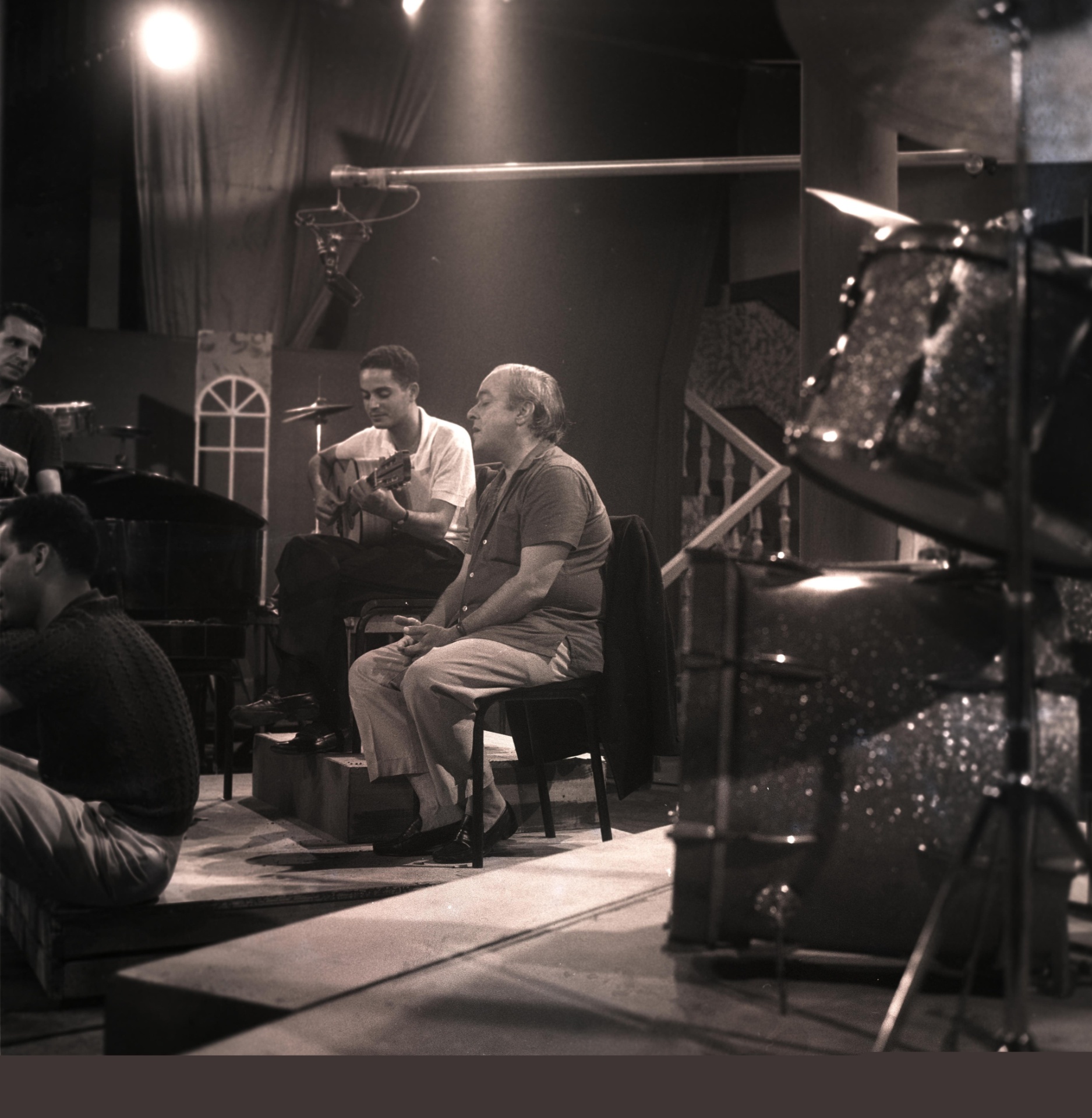 7.jan.1963 - O compositor e Baden Powell durante gravação de vídeo da Bossa Nova, em São Paulo - Bosco/Acervo UH/Folhapress