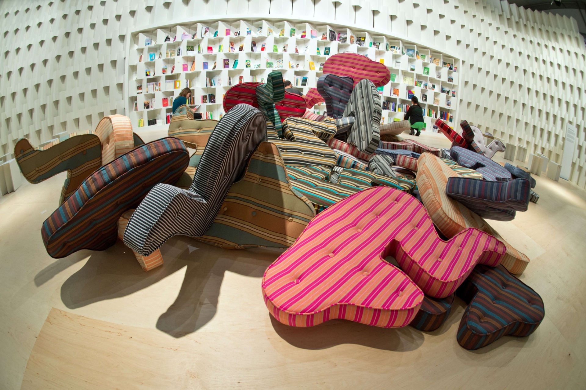 8.out.2013 - Colchões são opções para que as pessoas leiam livros no stand do Brasil na Feira Literária de Frankfurt 2013 - AFP PHOTO / DPA / BORIS ROESSLER