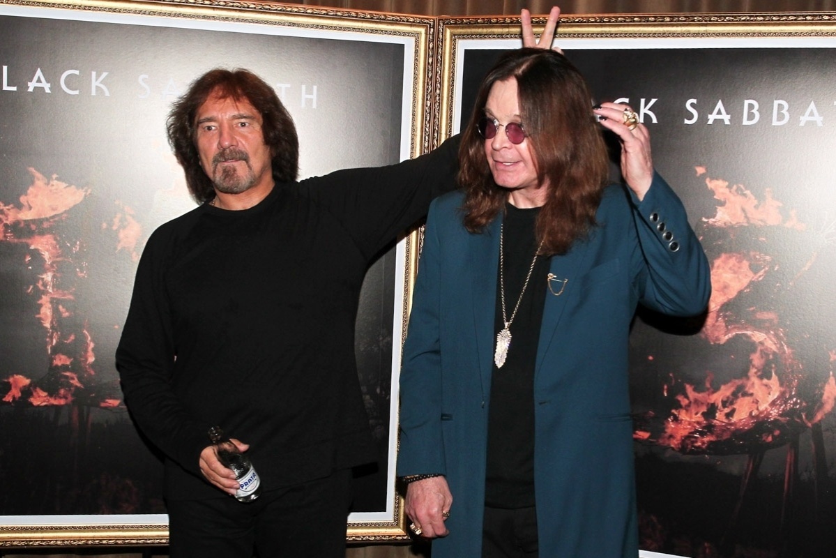 8.out.2013 - Geezer Butler e Ozzy Osbourne fazem graça antes de entrevista coletiva do Black Sabbath no Hotel Fasano, no Rio de Janeiro. Em turnê pela América Latina, a banda de Com Ozzy Osbourne (vocal), Tony Iommi (guitarra) e Geezer Butler (baixo) se apresenta no Brasil em Porto Alegre (9), São Paulo (11), Rio de Janeiro (13) e Belo Horizonte (15). "The Reunion Tour" já passou pela Argentina e pelo Chile - Manuela Scarpa/Foto Rio News