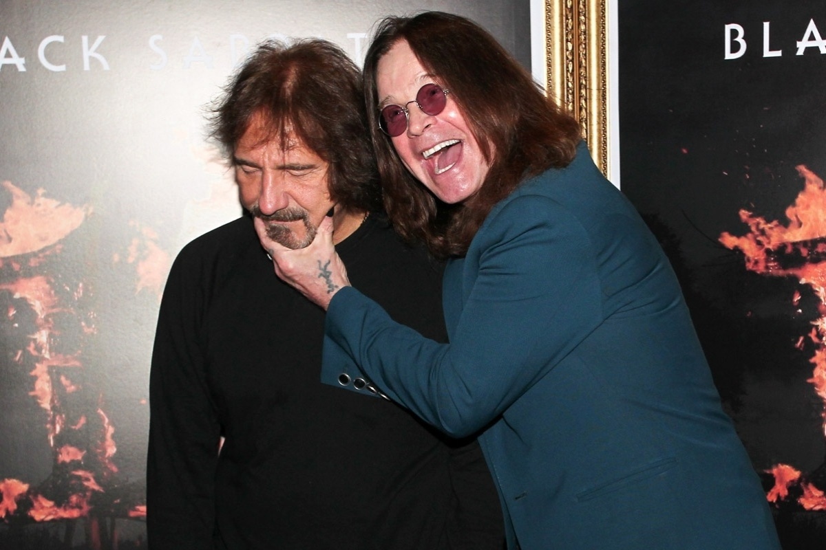 8.out.2013 - Geezer Butler e Ozzy Osbourne fazem graça antes de entrevista coletiva do Black Sabbath no Hotel Fasano, no Rio de Janeiro. Em turnê pela América Latina, a banda de Com Ozzy Osbourne (vocal), Tony Iommi (guitarra) e Geezer Butler (baixo) se apresenta no Brasil em Porto Alegre (9), São Paulo (11), Rio de Janeiro (13) e Belo Horizonte (15). "The Reunion Tour" já passou pela Argentina e pelo Chile - Manuela Scarpa/Foto Rio News