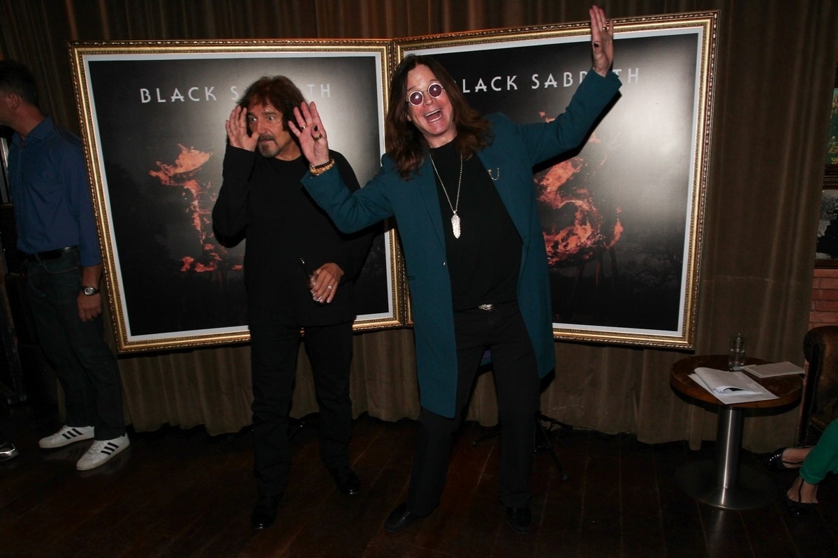 8.out.2013 - Geezer Butler e Ozzy Osbourne fazem graça antes de entrevista coletiva do Black Sabbath no Hotel Fasano, no Rio de Janeiro. Em turnê pela América Latina, a banda de Com Ozzy Osbourne (vocal), Tony Iommi (guitarra) e Geezer Butler (baixo) se apresenta no Brasil em Porto Alegre (9), São Paulo (11), Rio de Janeiro (13) e Belo Horizonte (15). "The Reunion Tour" já passou pela Argentina e pelo Chile - Manuela Scarpa/Foto Rio News