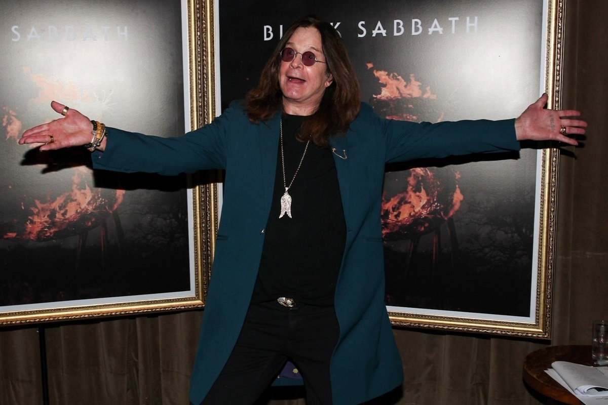 8.out.2013 - Ozzy Osbourne posa antes de entrevista coletiva do Black Sabbath no Hotel Fasano, no Rio de Janeiro. Em turnê pela América Latina, a banda de Com Ozzy Osbourne (vocal), Tony Iommi (guitarra) e Geezer Butler (baixo) se apresenta no Brasil em Porto Alegre (9), São Paulo (11), Rio de Janeiro (13) e Belo Horizonte (15). "The Reunion Tour" já passou pela Argentina e pelo Chile - Manuela Scarpa/Foto Rio News
