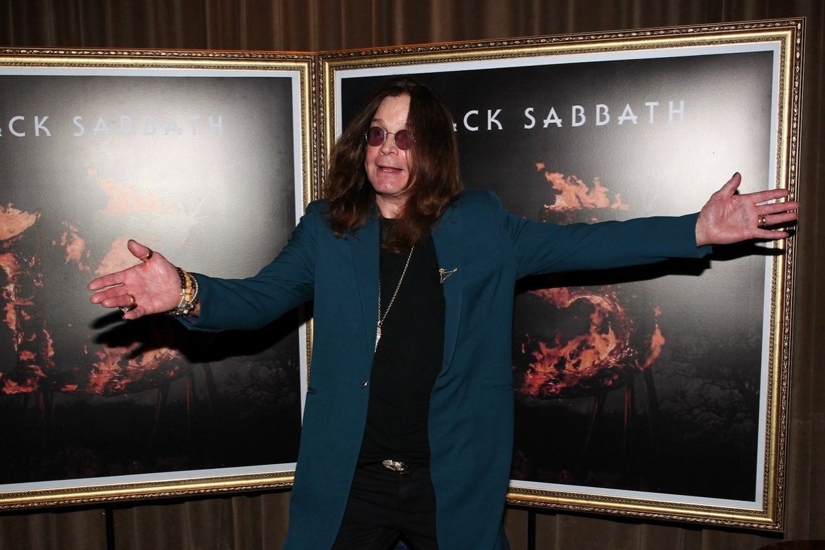 8.out.2013 - Ozzy Osbourne posa antes de entrevista coletiva do Black Sabbath no Hotel Fasano, no Rio de Janeiro. Em turnê pela América Latina, a banda de Com Ozzy Osbourne (vocal), Tony Iommi (guitarra) e Geezer Butler (baixo) se apresenta no Brasil em Porto Alegre (9), São Paulo (11), Rio de Janeiro (13) e Belo Horizonte (15). "The Reunion Tour" já passou pela Argentina e pelo Chile - Manuela Scarpa/Foto Rio News
