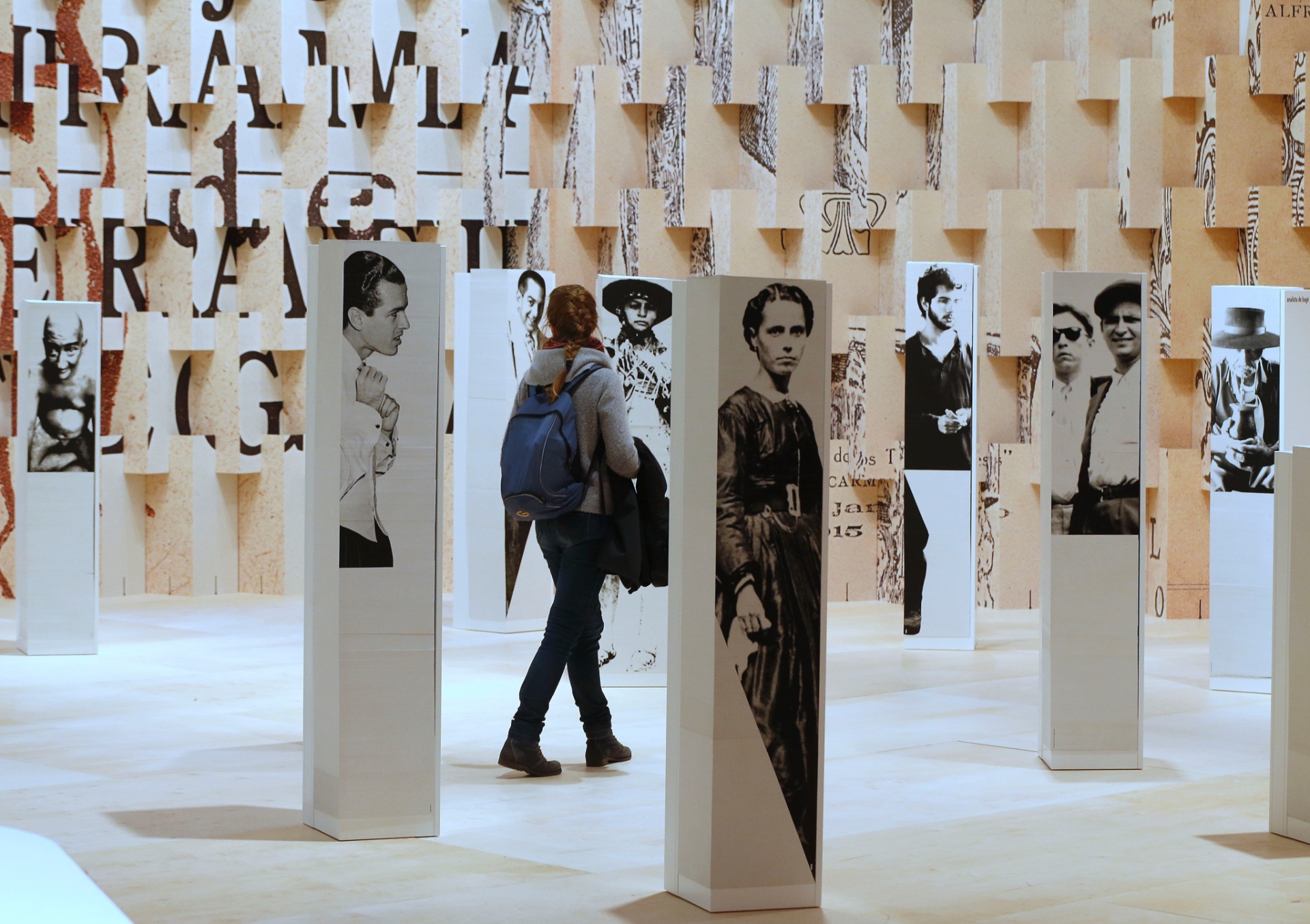 8.out.2013 - Visitantes conhecem stands brasileiros durante abertura para a imprensa da Feira Literária de Frankfurt 2013. O evento ocorre de 9 a 13 de outubro - REUTERS/Ralph Orlowski