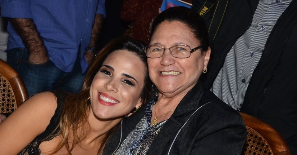 8.out.2013 - Wanessa e a avó, Helena, mãe de Zezé di Camargo