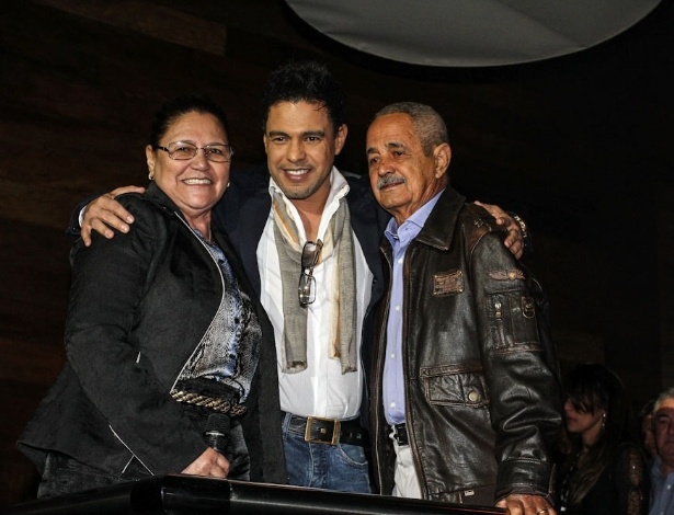 8.out.2013 - Zezé di Camargo posa com os pais, Helena e Francisco
