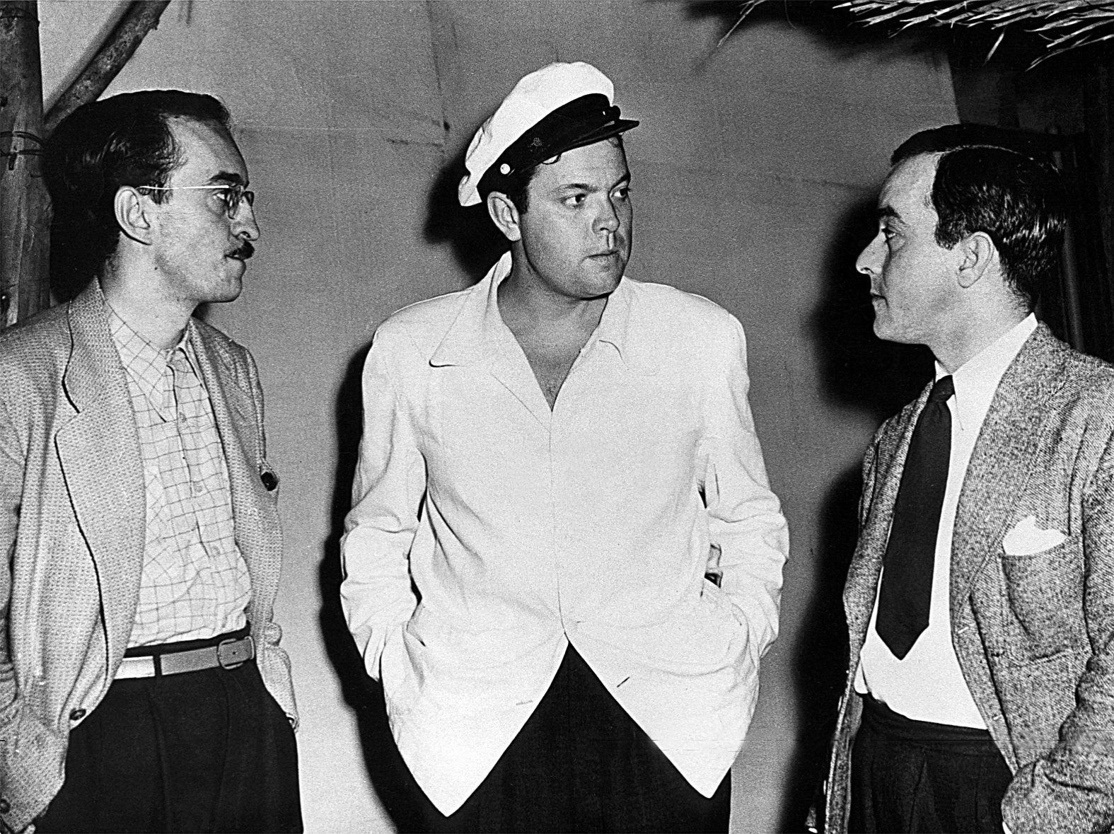 O poeta Vinicius de Moraes com o cineasta norte-americano Orson Welles. Sem data e local especificados - Divulgação