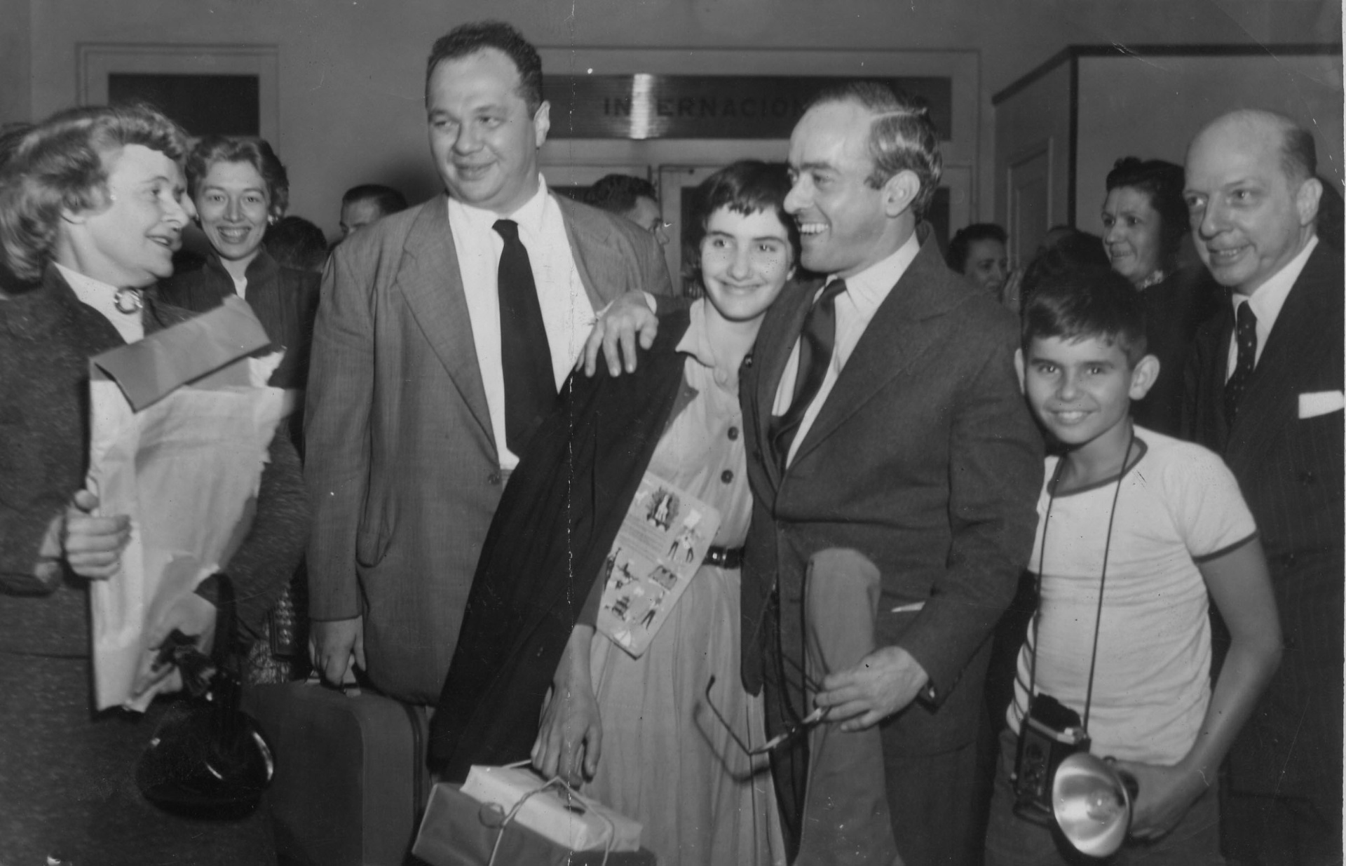 Vinicius de Moraes com seus filhos e o radialista Antonio Maria e Melo Morais, no Rio de Janeiro. Sem data definida - Acervo UH/Folhapress