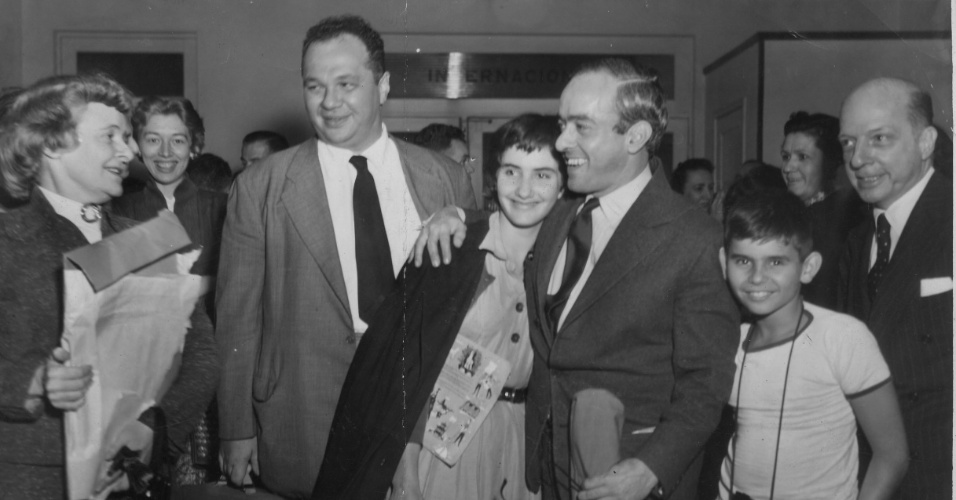 Vinicius de Moraes com seus filhos e o radialista Antonio Maria e Melo Morais, no Rio de Janeiro. Sem data definida