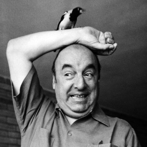 1953 - O poeta Pablo Neruda posa para foto com ave em 1953. A imagem integra o livro "Reportagem Incompleta, de Zélia Gattai - Fundação Casa de Jorge Amado/Divulgação - Fundação Casa de Jorge Amado/Divulgação