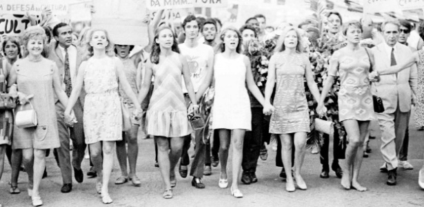 1968 -Atrizes durante a passeata dos cem mil, em protesto contra a ditadura militar no Brasil, no Rio de Janeiro - Reprodução