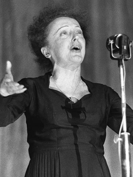 30.dez.1960 - Edith Piaf durante apresentação no Olympia, em Paris - AFP