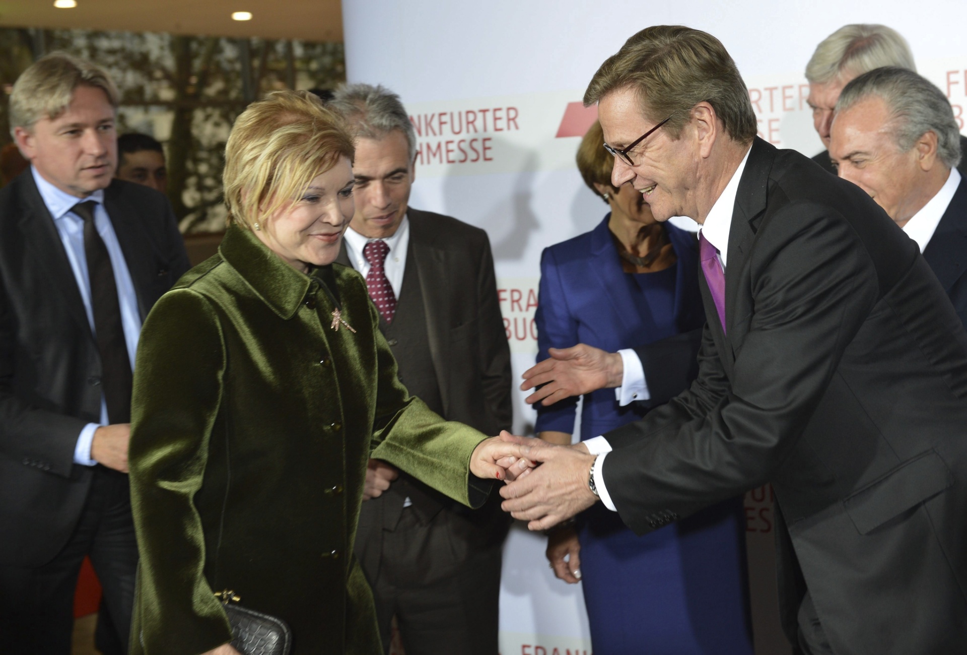 8.out.2013 - O ministro de Relações Exteriores da Alemanha, Guido Westerwelle, cumprimenta a ministra da Cultura Marta Suplicy durante a cerimônia de abertura da Feira do Livro de Frankfurt, onde o Brasil é homenageado - Arne Dedert/EFE