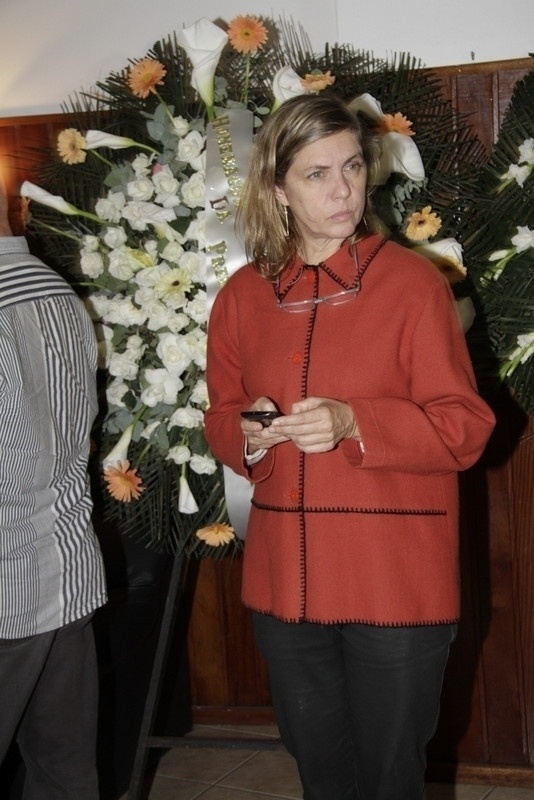 9.out.2013 - A cineasta Carla Camurati vai ao velório da atriz Norma Bengell - Fotorionews