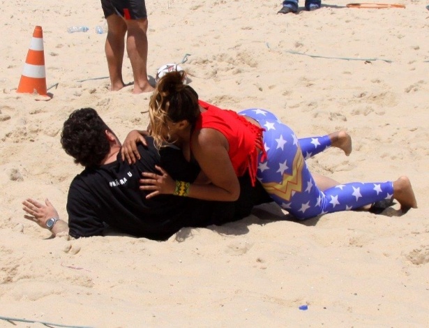 9.out.2013 - Gaby Amarantos e César Menotti participaram de um treino promovido pelo quadro "Medida Certa", do "Fantástico", na praia do Leblon, zona sul do Rio