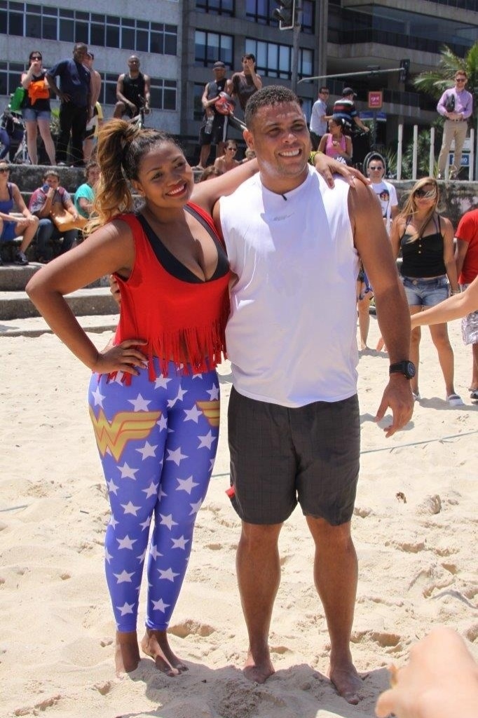 9.out.2013 - Gaby Amarantos e Fábio Porchat participaram de um treino promovido pelo quadro "Medida Certa", do "Fantástico", na praia do Leblon, zona sul do Rio