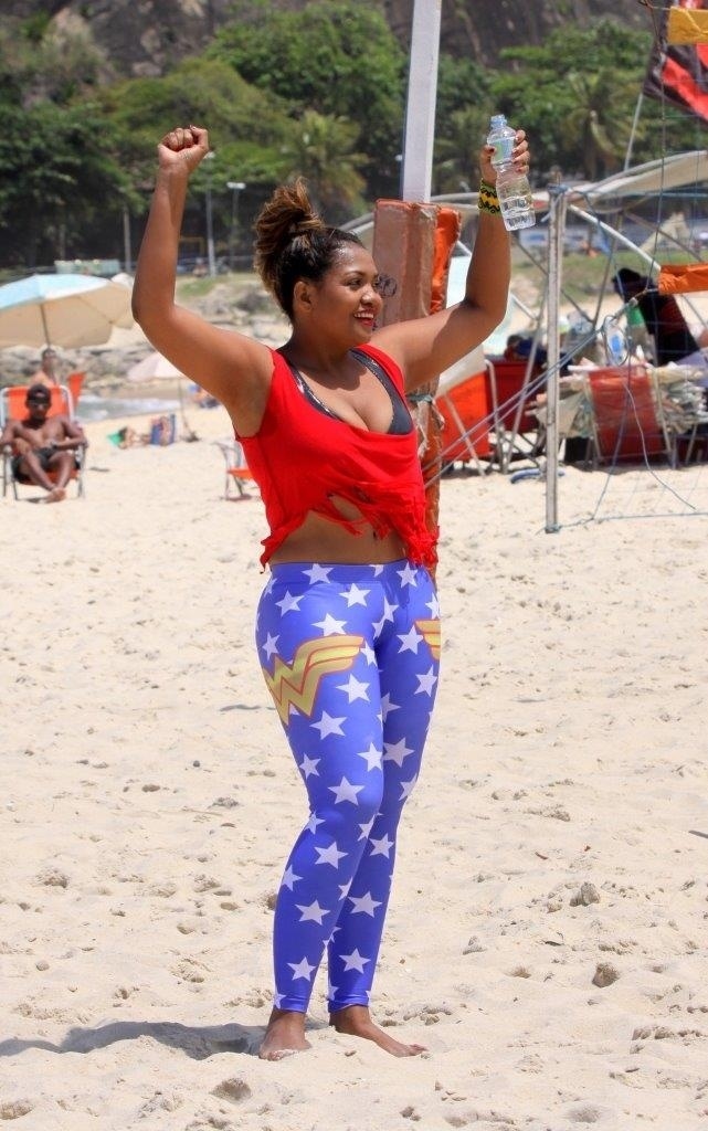 9.out.2013 - Gaby Amarantos participou de um treino promovido pelo quadro "Medida Certa", do "Fantástico", na praia do Leblon, zona sul do Rio