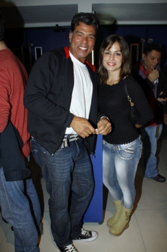9.out.2013 - Maurício Mattar e a namorada prestigiam o filme "Serra Pelada" durante o Festival do Rio
