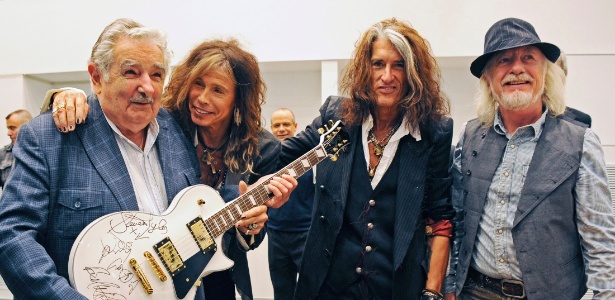 Membros do Aerosmith entregam guitarra ao presidente uruguaio - Presidência do Uruguai/Divulgação/Reuters