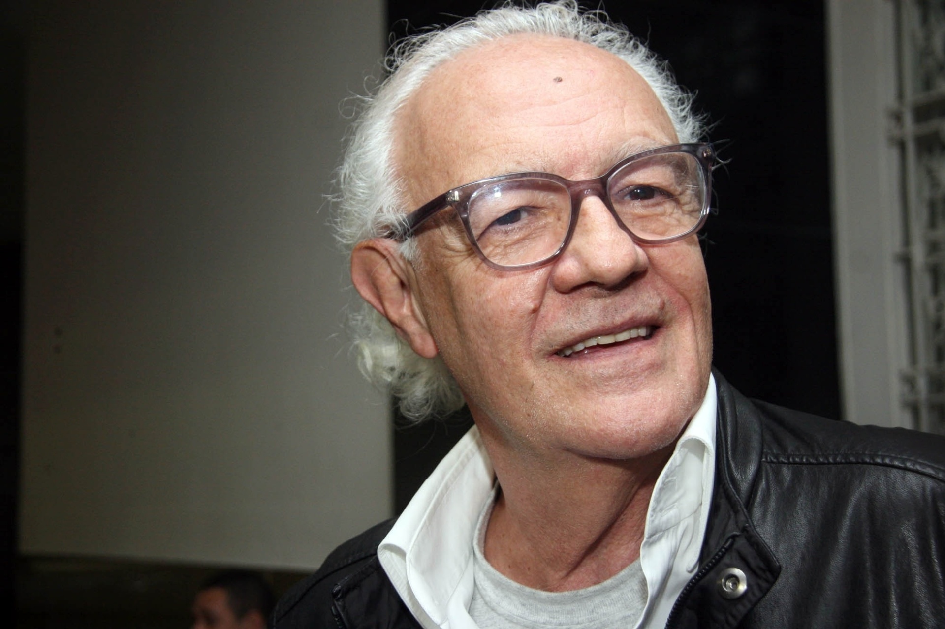 9.out.2013 - Ney Latorraca comparece ao velório da atriz Norma Bengell - Zulmair Rocha/UOL