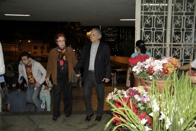 9.out.2013 - O diretor de cinema Luiz Carlos Barreto e sua mulher Lucy chegam ao velório da atriz Norma Bengell - Fotorionews