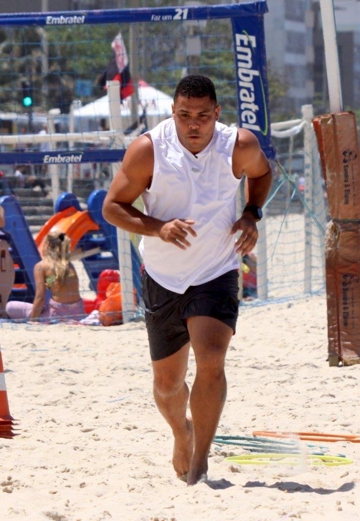 9.out.2013 - O ex-jogador Ronaldo participou de um treino promovido pelo quadro "Medida Certa", do "Fantástico", na praia do Leblon, zona sul do Rio