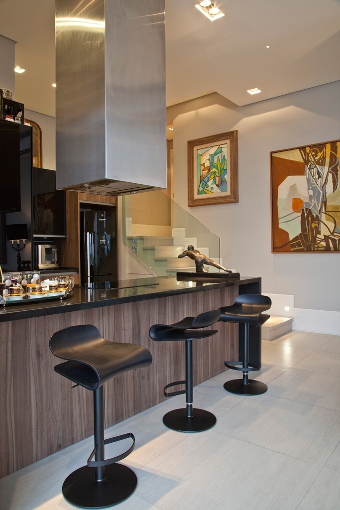 Obras de arte se espalham por todo o apartamento, inclusive nas paredes da escada de entrada, onde há um quadro assinado pelo paisagista Roberto Burle Marx e, outro, de autoria do pintor Aldo Bonadei. O projeto de reforma e interiores é do designer de interiores Oscar Mikail - Thiago Travesso/ Divulgação