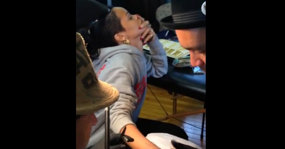 Out.2013 - Rihanna faz tatuagem no estilo tradicional Maori, com cinzel e martelo