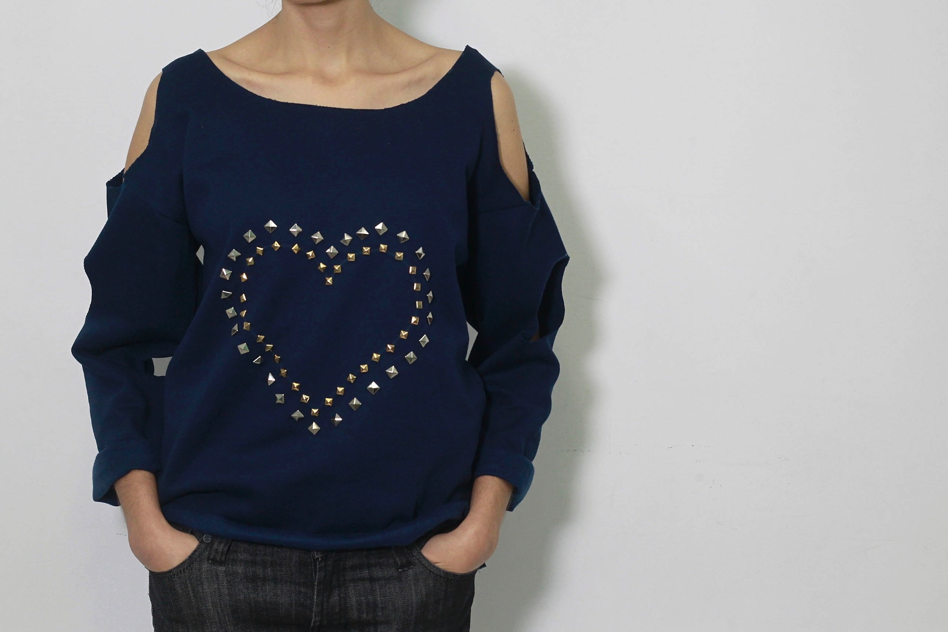 Quase toda garota tem um moletom esquecido no armário. Usando a criatividade e alguns poucos acessórios, é possível mudar totalmente a cara da peça para criar uma blusa personalizada, que vai do shopping à balada. Quem ensina o passo a passo dessa transformação é Elis Santos Nunes, professora do ateliê Rainhas da Costura (www.rainhasdacostura.com), em São Paulo | Marina Oliveira e Rita Trevisan - Do UOL, em São Paulo - Reinaldo Canato/UOL