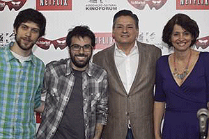 Terceiro a partir da esquerda, Ted Sarandos, executivo do Netflix, em foto no anúncio do vencedor do Prêmio Netflix no Rio
